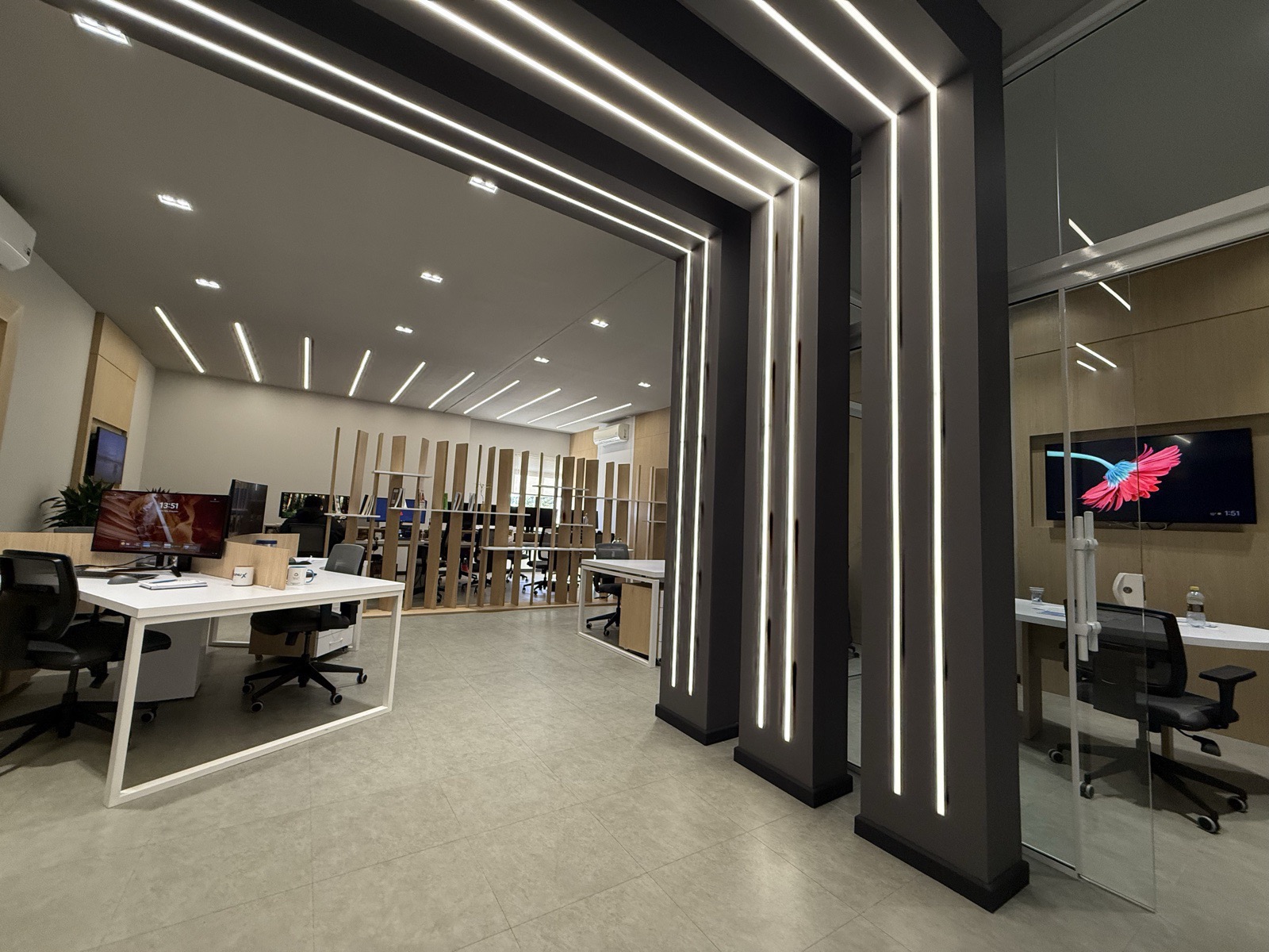 Interior da Célula com pilares de LED