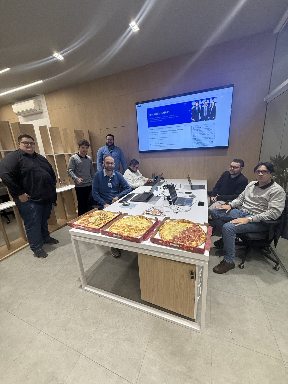 Time reunido com pizza
