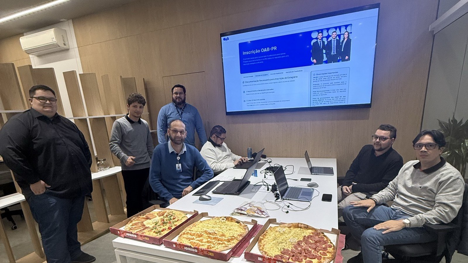 Time reunido com pizza